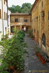 Scuola del Cuoio garden courtyard